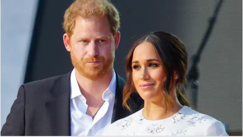 Prince Harry and Meghan Markle 'desperate' to heal rift with royal family