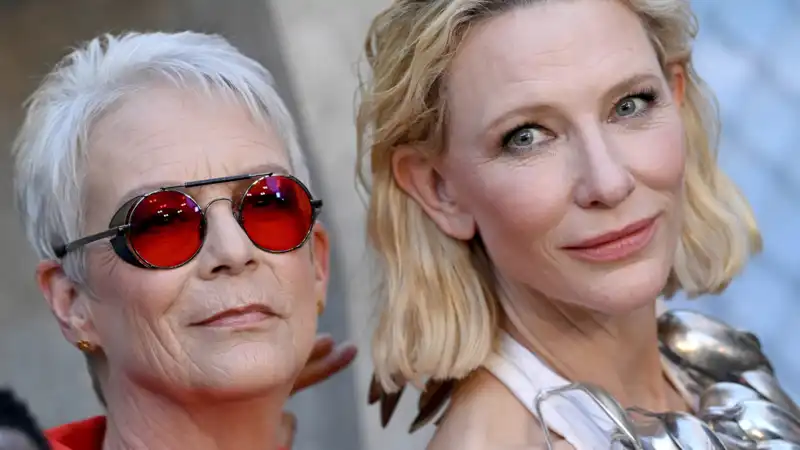 Jamie Lee Curtis puts together Cate Blanchett's wardrobe in a wardrobe malfunction.