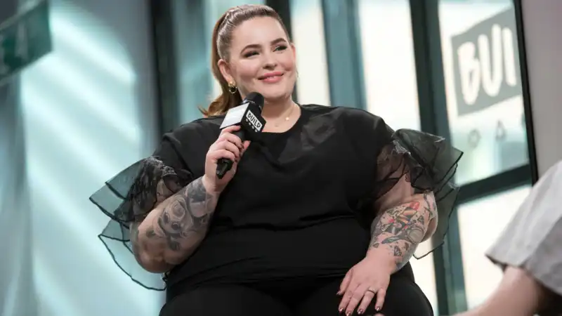 Tess Holliday hilariously fires back at a commenter who thinks she is lying about her clothing size.