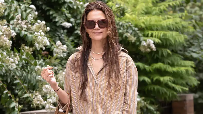 Katie Holmes embodies easy summer style with trendy fisherman sandals and $2,400 Khaite bag