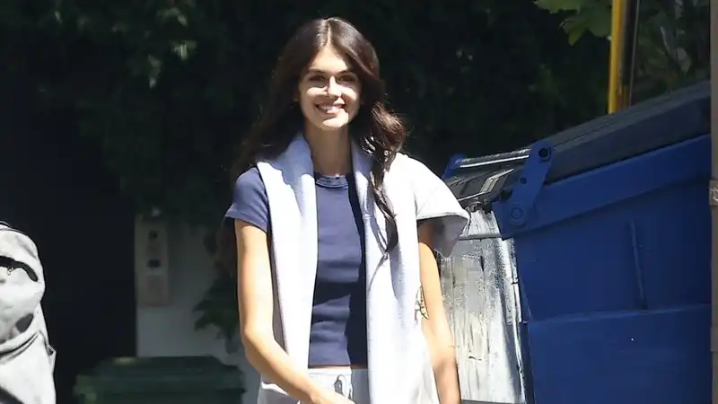 Kaia Gerber Arranges TikTok's White Skirt Costume Ceremony with 2024's Hottest Sneakers