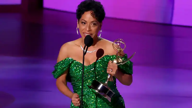 'The Bear's' Liza Colón-Zayas Urges Latinas to “Keep Believing and Voting” at First Emmy Awards