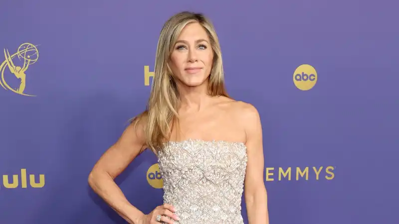 Jennifer Aniston Brings Rich Girl Blonde Hair Trend to the 2024 Emmy Awards Red Carpet