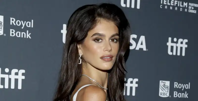 Kaia Gerber Replicates Cindy Crawford's 1993 Academy Awards Look in White Bandage Dress