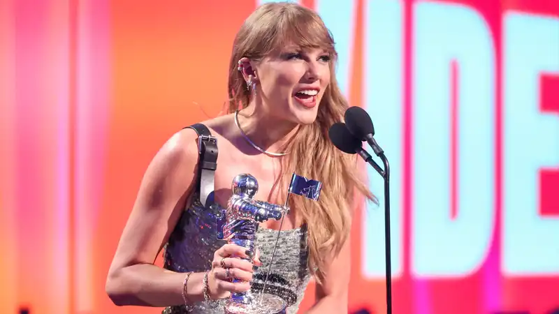 Taylor Swift pays the sweetest tribute to Travis Kells in her VMA acceptance speech.