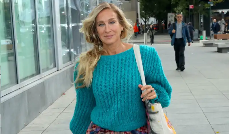 Sarah Jessica Parker shows off Carrie's coordinating teal sweater and tights.