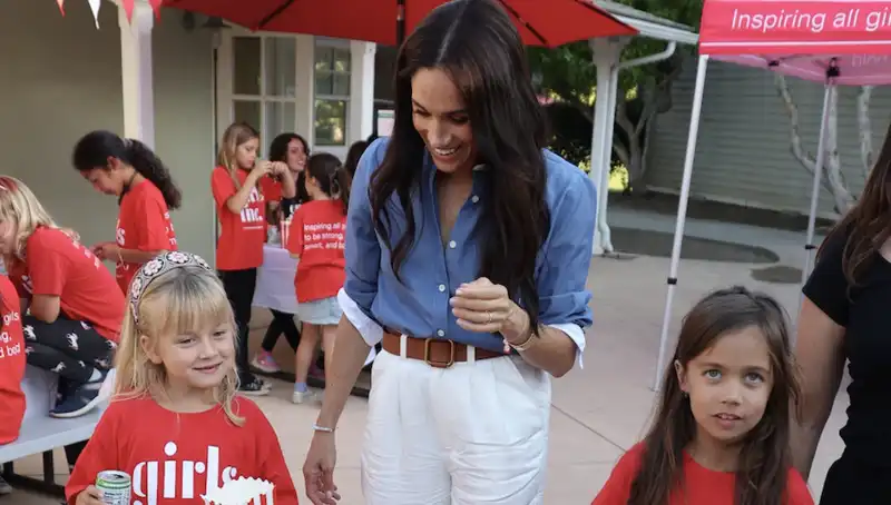 Meghan Markle in J.Crew shirt and white pants, ideal equestrian preparation