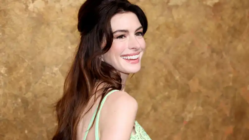 Anne Hathaway Apologizes to Journalists for 2012 'Terrible' Interview That Went Viral