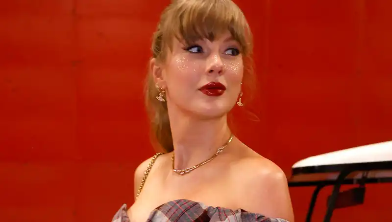 Taylor Swift Matching Sparkly Freckles with Metallic Chiefs Manicure and Classic Red Lipstick