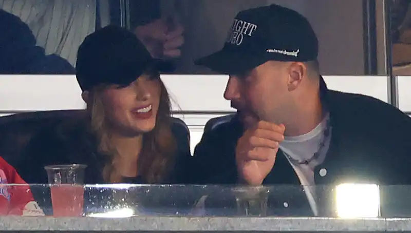 Taylor Swift and Travis Kelce hit a couple-style home run at the Yankees-Guardians game.