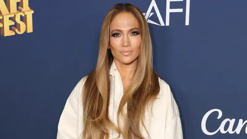 Jennifer Lopez Changes Birkin to Royal Handbag Brand