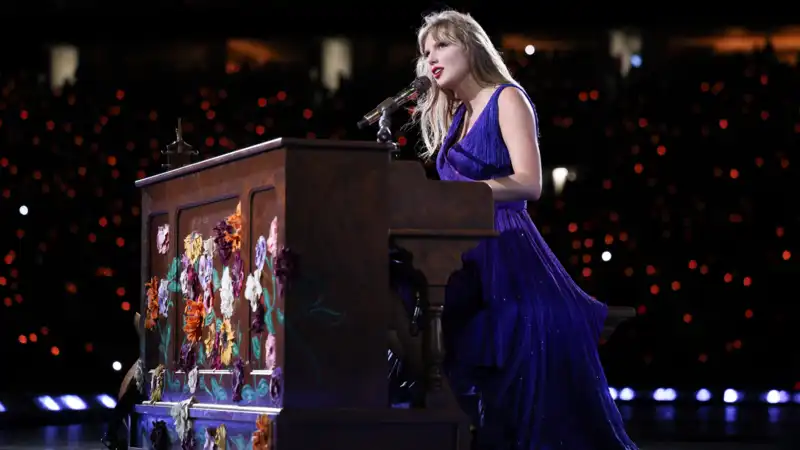 Taylor Swift smiles as she sings about “someone who cares about me” on “Glee.