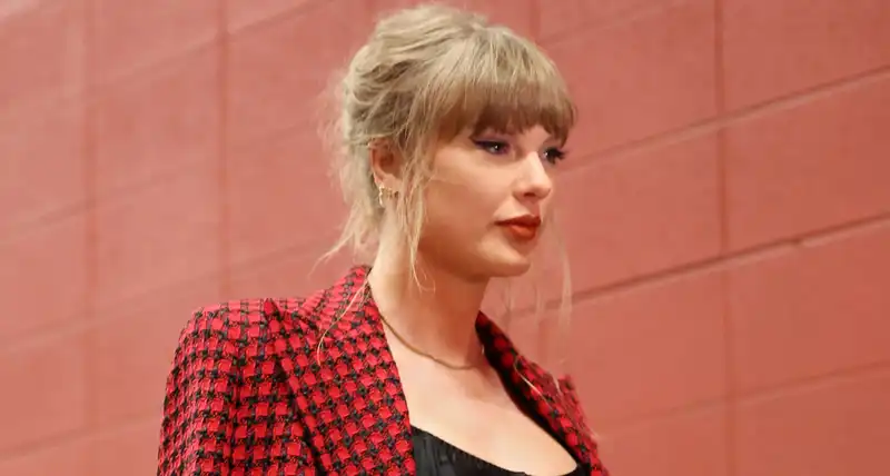 Taylor Swift exudes CEO energy in Versace skirt suit for Chiefs game