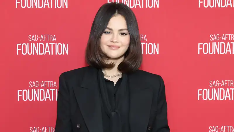 Selena Gomez bare it all for a date night with Benny Blanco in a soft nude makeup look