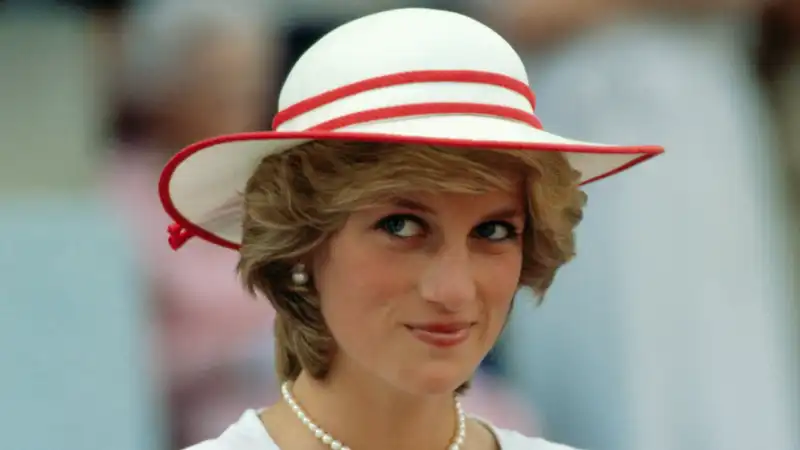 A former royal journalist shares the time when Princess Diana tricked the press and swapped outfits for a "microscopic" ensemble