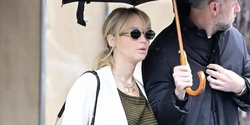 Jennifer Lawrence looks so adult the trend of autumn whimsical charm necklace