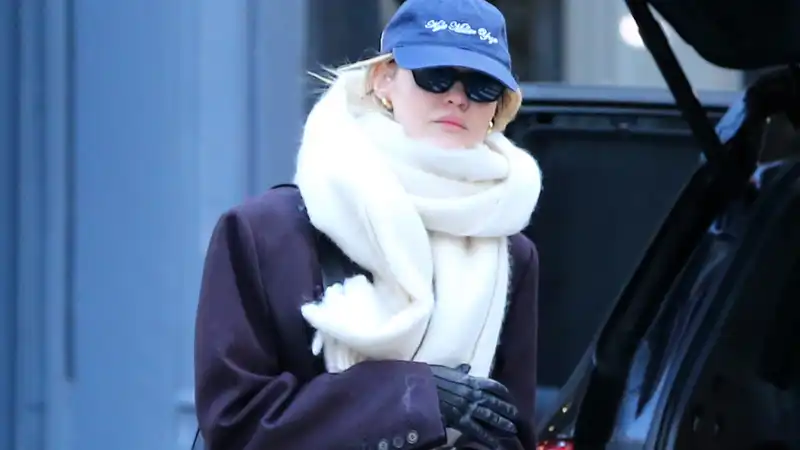 Gigi Hadid's oversized Cloud scarf is the perfect accessory when it's too cold to function