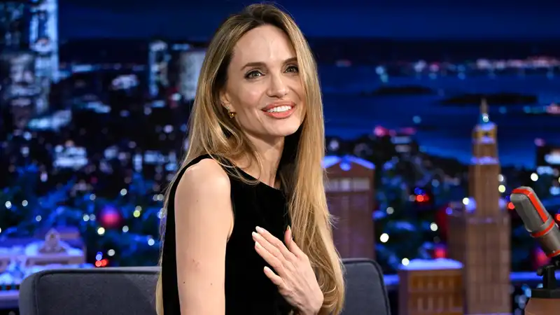 Shoeless Angelina Jolie Bares her Dark cherry pedicure on National TV