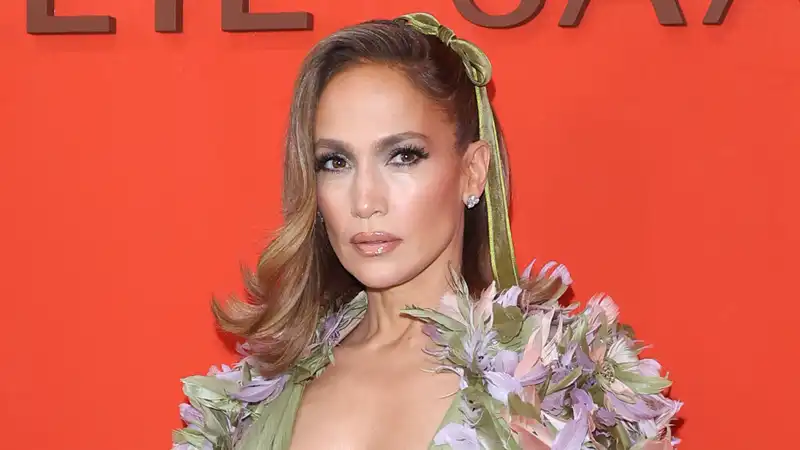 Jennifer Lopez shares what she learned after becoming a "single mother