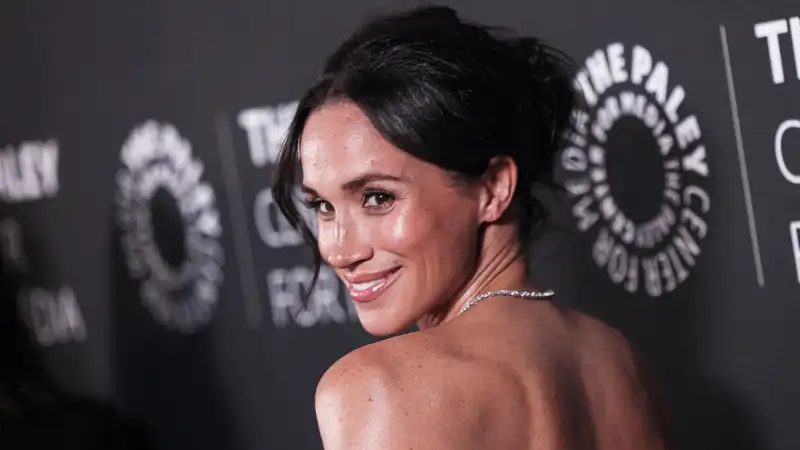 Meghan Markle's Makeup Artist Finally Reveals the Secret to Her Glowing Shoulders: Liquid Highlight Drops