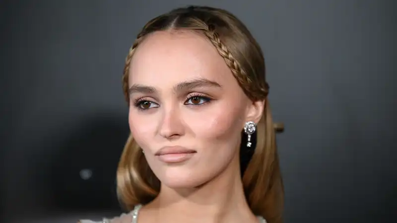 Lily-Rose Depp takes a love-at-first-sight photo at the “Nosferatu” press tour.