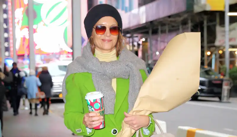 Katie Holmes upgrades her favorite sub-$100 Banana Republic jeans and turtleneck with “Wicked” green coat