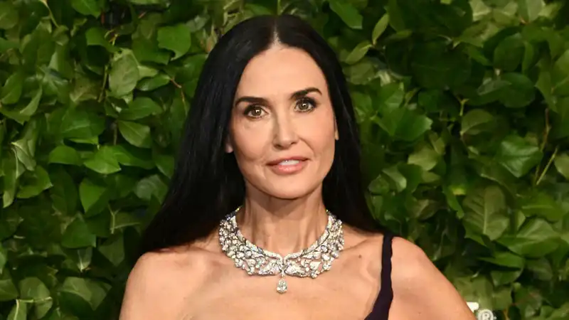 Demi Moore and Daughters 'Can't Stop Laughing' at Holiday Candle Challenge