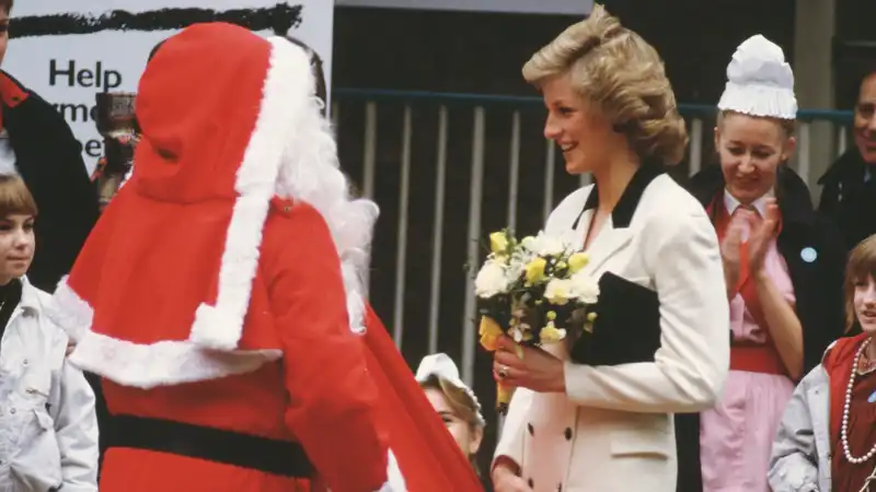 A former royal butler reveals Princess Diana's favorite Christmas gift.