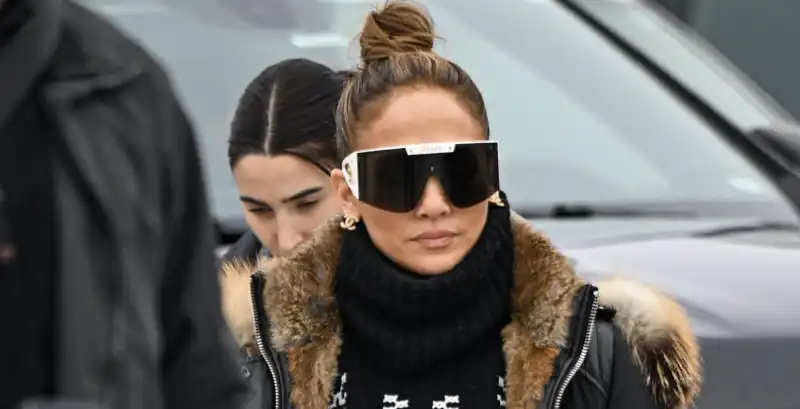 Jennifer Lopez's “Cowgirl” Fit Proves 2024 Barrel-Leg Jeans Trend Isn't Going Anywhere in the New Year